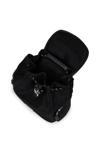 Μαύρη σακίδιο από nylon με κορδόνι, με ανοιχτό καπάκι, που διαθέτει πλαϊνές θήκες με φερμουάρ και μεταλλική λεπτομέρεια κλεισίματος μπροστά.