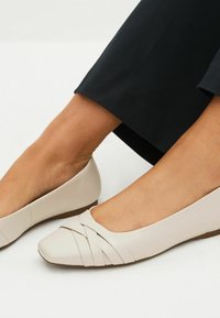Next FOREVER COMFORTÂ® LEATHER SQUARE TOE BALLERINA SHOES - Balerinke - bone