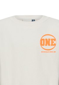 Felpa color crema con scollo a coste. Presenta un logo circolare arancione con il testo "ONE" e "RETOUR JEANS DAL 1989".