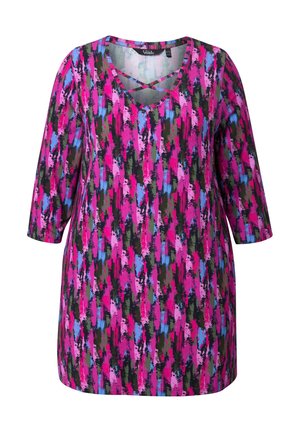 Wielokolorowa tunika z dekoltem w serek, 3/4 rękawami oraz abstrakcyjnym wzorem w kolorach różowym, niebieskim, zielonym i czarnym na miękkim materiale.
