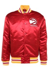 Červená saténová univerzitní bunda s žebrovanými manžetami a límcem ve zlatobílé pruhované barvě, s vyšívaným logem Atlanta Hawks na levé straně hrudi.