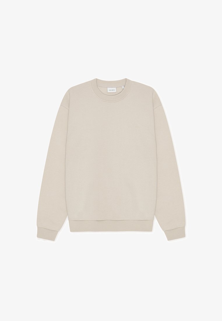 Sweat-shirt beige en tissu doux, avec un col rond, des manches longues et un petit logo brodé sur le devant.