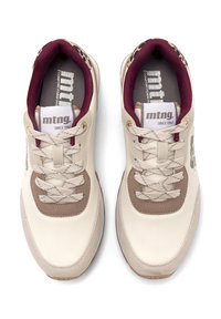 Beige Sneakers mit strukturiertem Leder und Mesh-Obermaterial. Braune Akzente an Zehen- und Schnürbereich. Goldene Ösen und bordeauxroter Innenbesatz. Logo auf der Zunge.