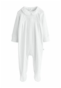 Witte babyromper met lange mouwen, zachte katoenen stof, een ronde kraag, smockwerk op het voorpand en gesloten voetjes voor warmte.