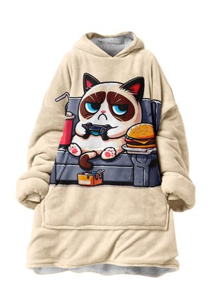 Smėlio spalvos didelio dydžio gobtuvu megztinis iš vilnos, su grafika, vaizduojančia piktą katę, žaidžiančią vaizdo žaidimus ant sofos šalia burgerio, limonado ir žaidimų konsolės.