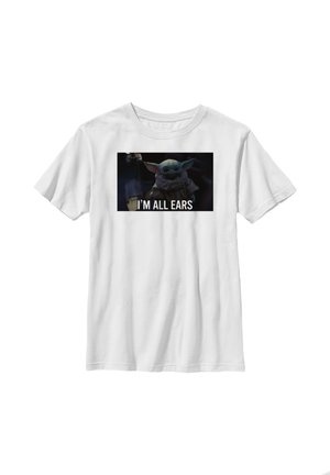 Hvid T-shirt med Baby Yoda iført en kappe og teksten "I'M ALL EARS" under figuren.