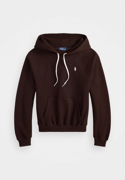 Brązowa bluza z kapturem z przednią kieszenią, białymi sznurkami i ściągaczami. Posiada małe białe logo na klatce piersiowej. Miękka tekstura materiału.