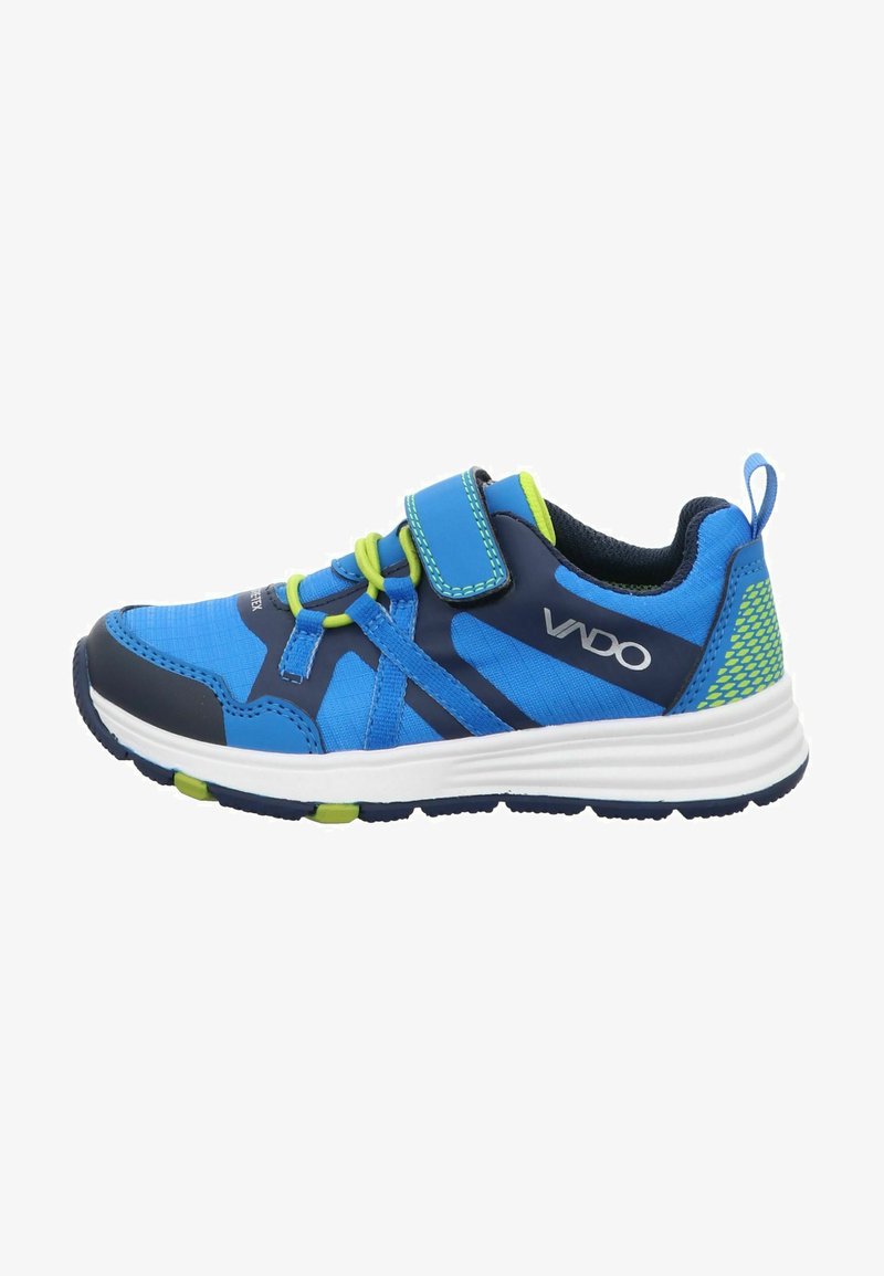 Blauer Sportschuh mit marineblauen Akzenten, Netzseiten und einer weißen Sohle. Verfügt über verstellbare Riemen und leuchtend grüne Schnürsenkel für einen sicheren Sitz.