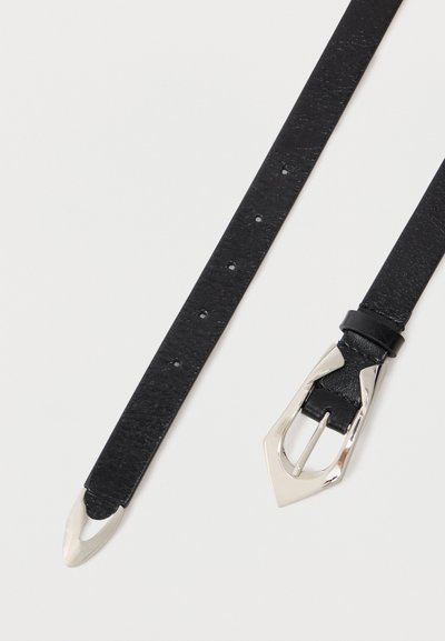 Μαύρη δερμάτινη ζώνη με υφή, με ασημένια μυτερή αγκράφα και άκρο, που διαθέτει πολλαπλές τρύπες προσαρμογής σε λευκό φόντο.