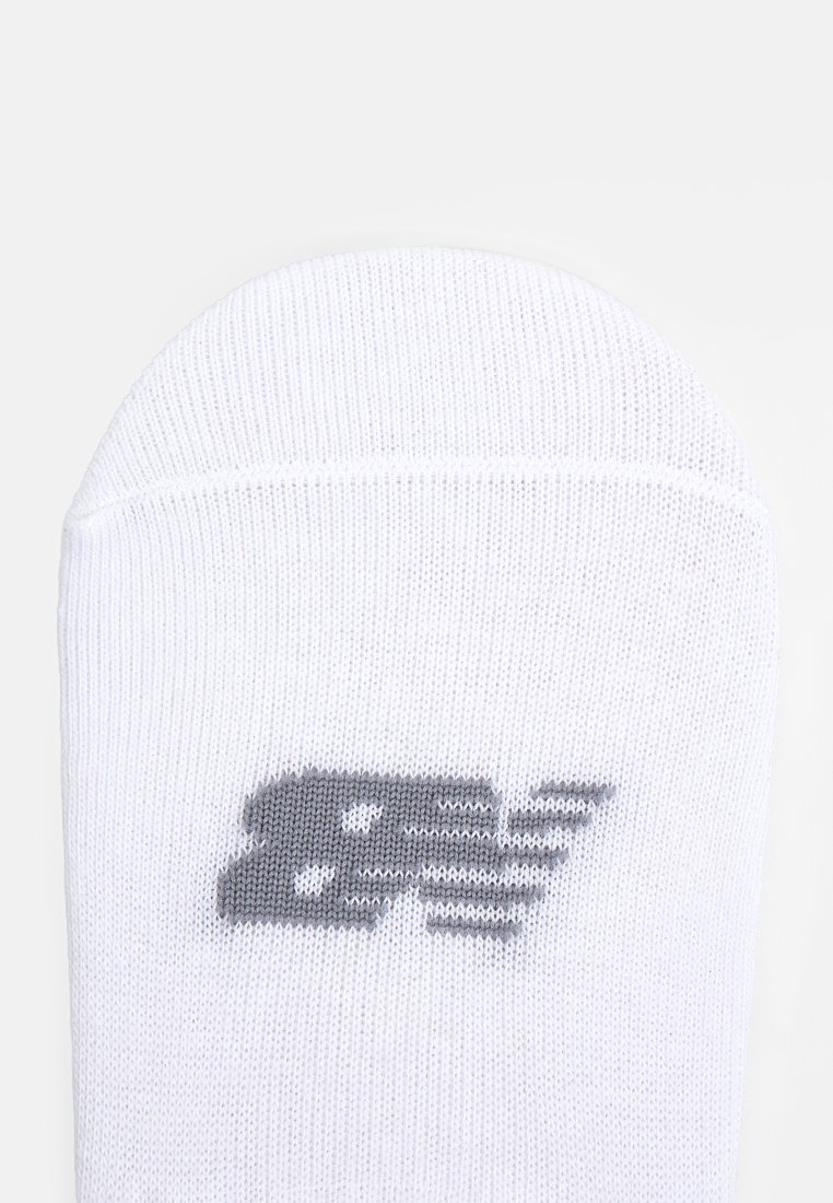 Chaussette en coton blanche avec un bouton rond et un logo gris avec un design ailé, tissu tricoté texturé, et sans motifs supplémentaires.