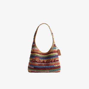 Sac d'épaule tissé multicolore avec une large bandoulière, des rayures horizontales et un logo COACH en relief sur le devant, avec une étiquette en cuir sur le côté.