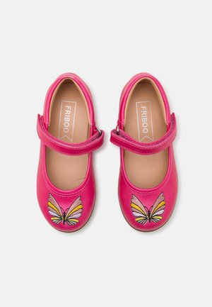 Chaussures en cuir rose à bout rond, ornées d'une broderie de papillon dans des couleurs pastel et avec une sangle sur le cou-de-pied.