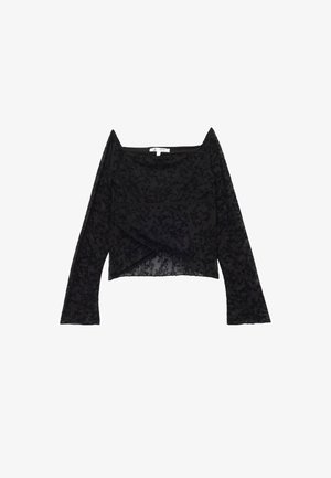 Top in pizzo nero con scollo quadrato e maniche lunghe. Il tessuto presenta un motivo floreale con elementi di design a strati e una texture semi-trasparente.
