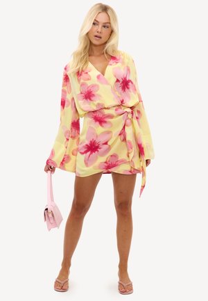 LOAVIES, CROWN OF CONFIDENCE - Robe de jour - yellow light flowers big
