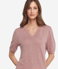 Ljusrosa kortärmad v-ringad tröja i mjukt material med en slät yta och lätt stretch, samt uppvikta ärmslut för detalj.