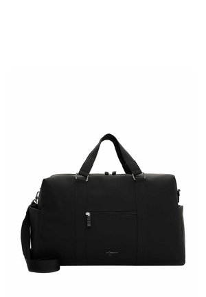 Bolsa de deporte negra hecha de material sintético liso. Cuenta con dos asas superiores, una correa de hombro desmontable y un bolsillo frontal con cremallera.