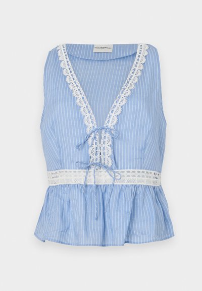 Top senza maniche a righe blu con scollatura a V profonda, decorazione in pizzo lungo il colletto e l'orlo, con dettaglio annodato in vita e design a peplo.