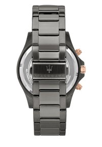 Stål ur med et gråt metalarmbånd, rund sort urkasse, roseguld detaljer og et Maserati-logo på bagsiden.