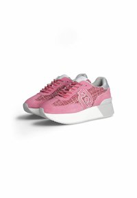 Sneakers rosa con una toma superiore testurizzata, caratterizzati da un tallone grigio liscio e una suola bianca. Comprendono lacci rosa e un logo decorativo sul lato.