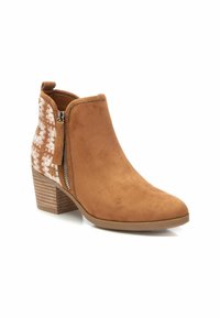 Botas de tobillo de ante marrón con tacón cuadrado. Presentan un zipper lateral y acentos decorativos trenzados en rosa y blanco en la parte trasera.