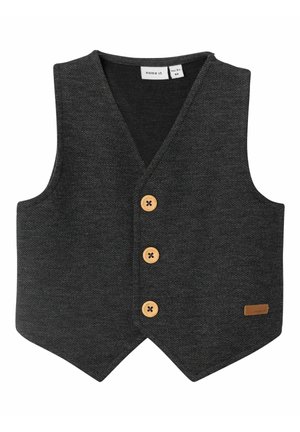 Gilet tricoté pour enfants gris foncé avec col en V, trois boutons en bois sur le devant et une petite étiquette de marque en cuir marron sur l'ourlet.