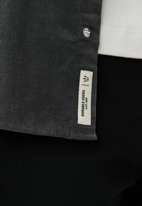 Next REGULAR FIT ciemnoszary