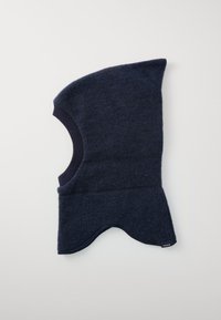 Marineblå ullbalaclava med myk tekstur, ribbet halsåpning og formet topp. Har en vinklet kutt nederst for komfort.