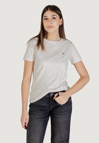 T-shirt grigio chiaro in cotone con scollo rotondo e maniche corte, che presenta un piccolo logo triangolare sull'area sinistra del petto.