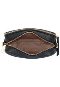 Borsa in pelle nera con zip e hardware dorati, caratterizzata da un interno vuoto rivestito in tessuto marrone chiaro con una texture liscia.
