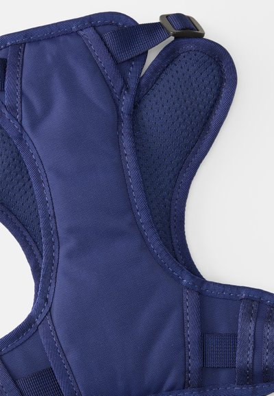 Σκοτεινό μπλε περιλαίμιο κατοικίδιων ζώων με αναπνεύσιμο πλέγμα, ρυθμιζόμενες ταινίες και ανθεκτικό κούμπωμα για ασφαλή σταθεροποίηση.