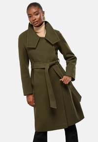 Olive roheline, vööga villane mantel laia krae ja pikkade varrukatega, millel on struktureeritud disain ja pehme tekstuur.
