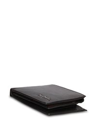 Portafoglio nero in pelle con superficie leggermente testurizzata, caratterizzato da un dettaglio logo, design pieghevole e cuciture visibili lungo i bordi.