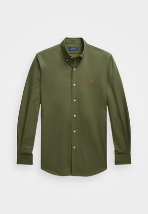 Oliivinvihreä miesten pitkähihainen nappikauluspaita, jossa on napitettava kaulus ja punainen brodeerattu Polo Ralph Lauren -logo rinnassa.
