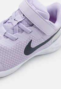 Nike Performance NIKE REVOLUTION 6 (TDV) - Sapatos para corrida em estrada - violet frost/thunder blue/metallic silver/vivid purple/white