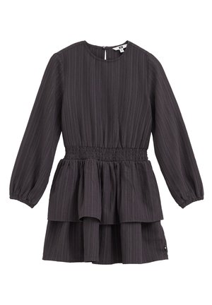 Robe gris foncé à manches longues en tissu texturé, taille élastique, jupe à volants, et col rond avec fermeture boutonnée au dos.