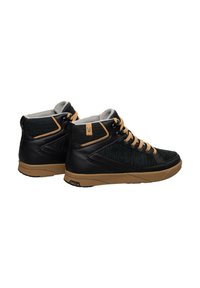 Zwarte hoge schoenen met een textuur van mesh aan de bovenkant, tan accenten en een ronde neus. Voorzien van een gewatteerde grijze voering en een rubberen zool.