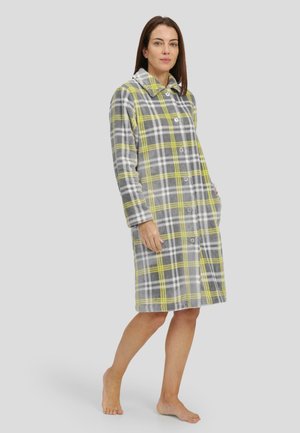 Bata de felpa de cuadro gris y amarillo con cuello, cierre de botón y bolsillos, diseñada con mangas largas y un corte a la altura de la rodilla.