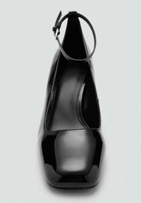 Czarny lakierowany but na wysokim obcasie z kwadratowym noskiem i paskiem wokół kostki, o gładkiej, błyszczącej powierzchni i minimalistycznym designie.