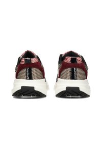 Baskets avec une tige en maille, accents en daim bordeaux, bord noir et semelles blanches. Design texturé avec un talon proéminent et des détails à motifs.