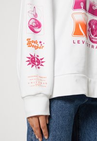 Levi's® GRAPHIC PRISM CREW - Sweatshirt - bright white