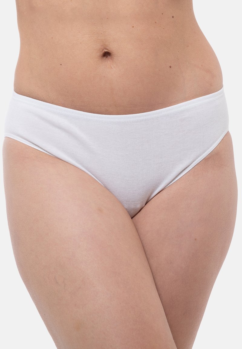 Mutande hipster in cotone bianco con una texture liscia e una vita elastica, caratterizzate da un design semplice e classico, senza motivi o decorazioni.