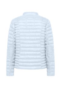 Naszywana jasnoniebieska kurtka z poziomym pikowaniem, stojącym kołnierzem i łatami na łokciach. Gładki, błyszczący materiał z dopasowanymi rękawami.