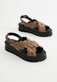Next REGULAR FIT - Sandále na platforme - mink brown