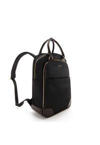 Schwarzer Nylon-Rucksack mit braunen Kunstlederakzenten. Verfügt über doppelte Griffe, verstellbare Riemen und goldfarbene Reißverschlüsse. Eine Fronttasche.