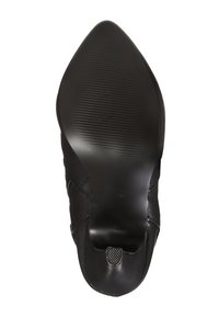 Zapato de cuero negro con punta afilada, suela texturada negra y detalle de costura sutil. Tamaño marcado como 36. Superficie lisa y diseño elegante.