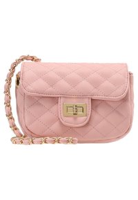 Prošívaná růžová syntetická kabelka se zlatou sponou a řetízkovým popruhem. Má obdélníkový tvar a jednolitou barvu.