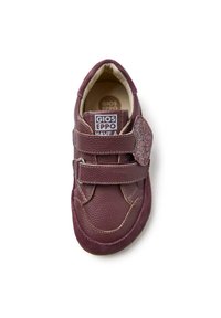 Scarpa in pelle bordeaux con due cinghie in velcro, tomaia testurizzata, collo imbottito e accenti metallici argentati sulla linguetta e sulla cinghia.