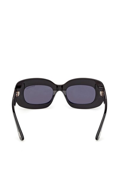 Lunettes de soleil rectangulaires noires avec des montures épaisses et des verres foncés, vues de face sur un fond blanc.