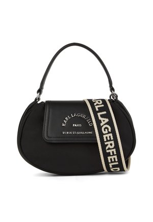 Sort håndtaske i halvmåneform med topstrop, klaplukning prydet med "Karl Lagerfeld Paris" og en aftagelig sort-hvid logo-strop.