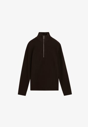 Sudadera negra de manga larga con cuello alto y media cremallera plateada en la parte delantera, diseño sencillo, colocada sobre un fondo blanco.